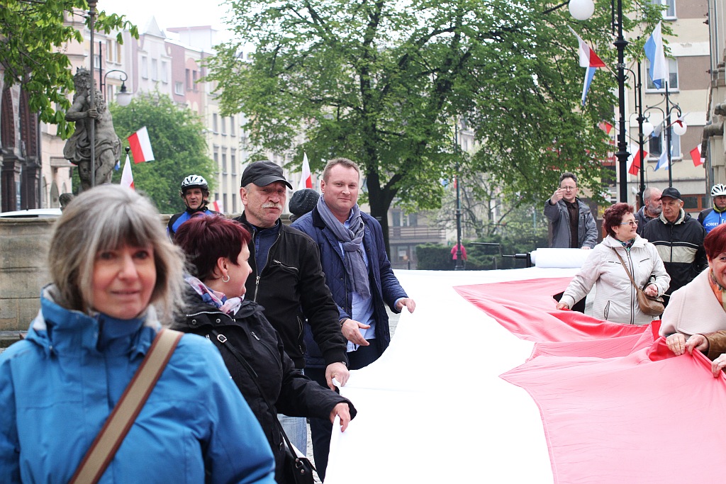 Legniczanie po raz trzeci rozwinęli biało - czerwoną flagę