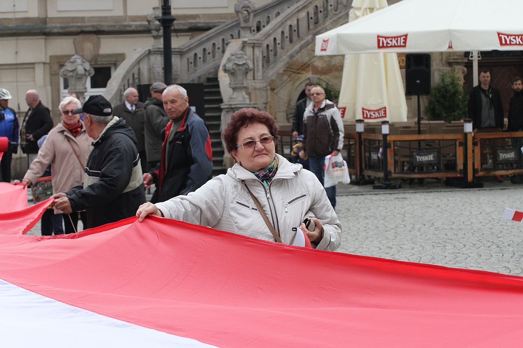 Legniczanie po raz trzeci rozwinęli biało - czerwoną flagę