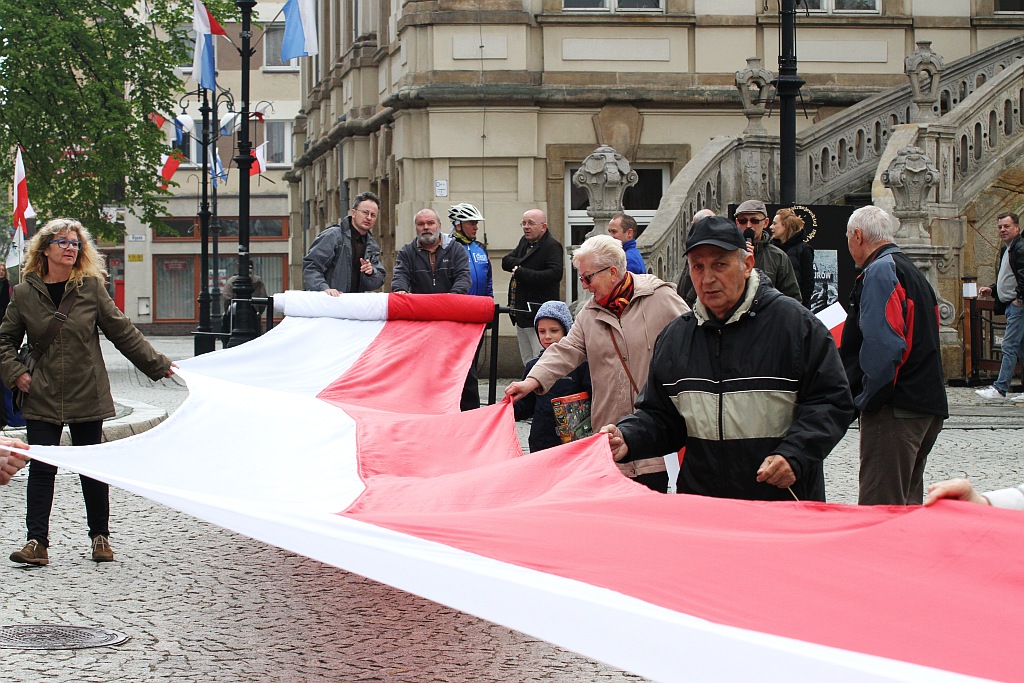 Legniczanie po raz trzeci rozwinęli biało - czerwoną flagę