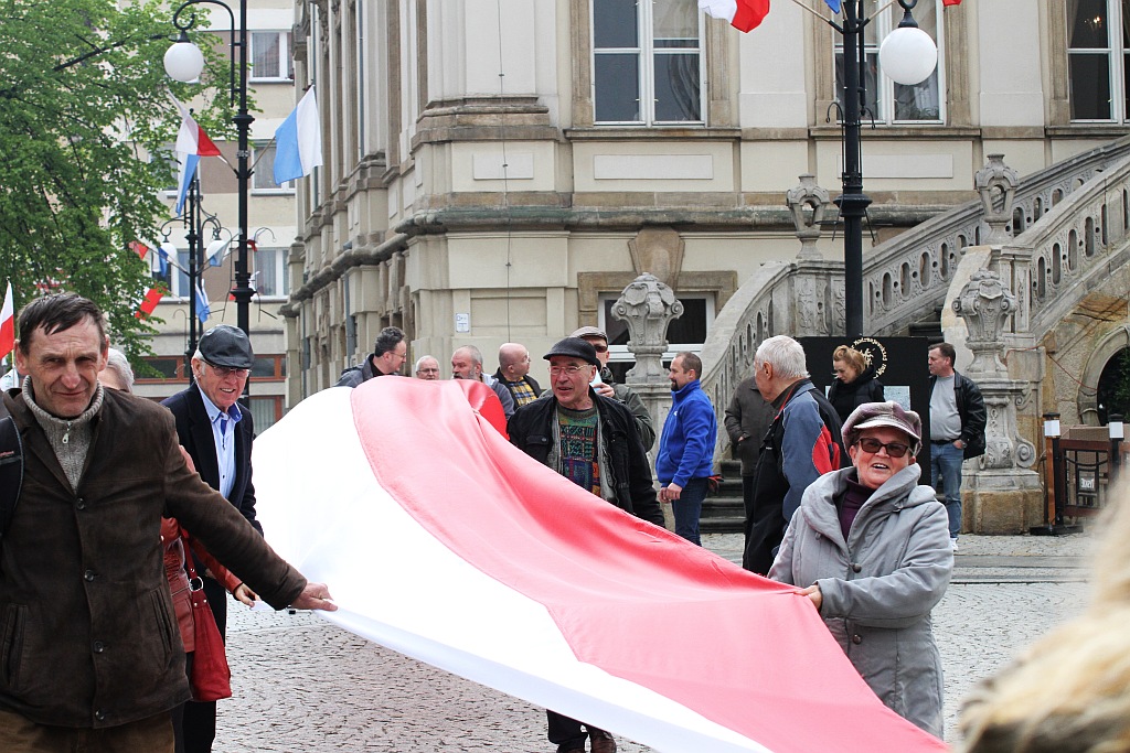 Legniczanie po raz trzeci rozwinęli biało - czerwoną flagę