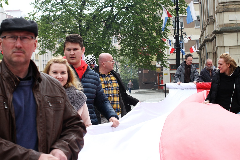 Legniczanie po raz trzeci rozwinęli biało - czerwoną flagę