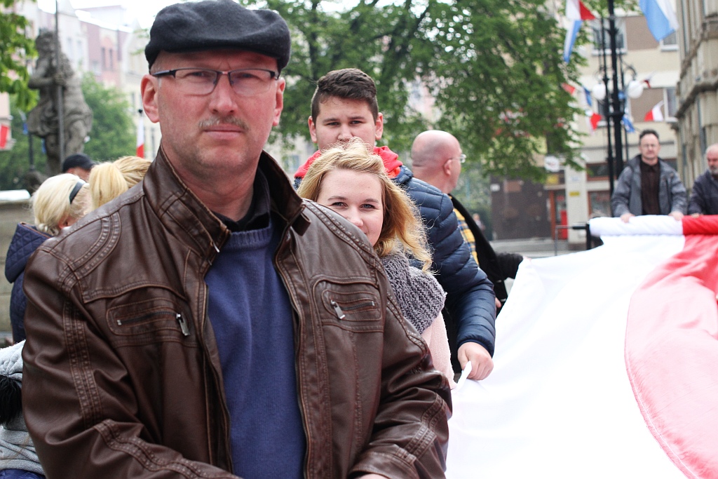 Legniczanie po raz trzeci rozwinęli biało - czerwoną flagę