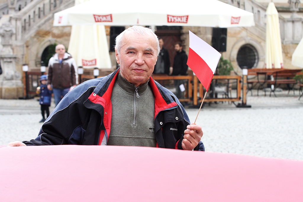 Legniczanie po raz trzeci rozwinęli biało - czerwoną flagę