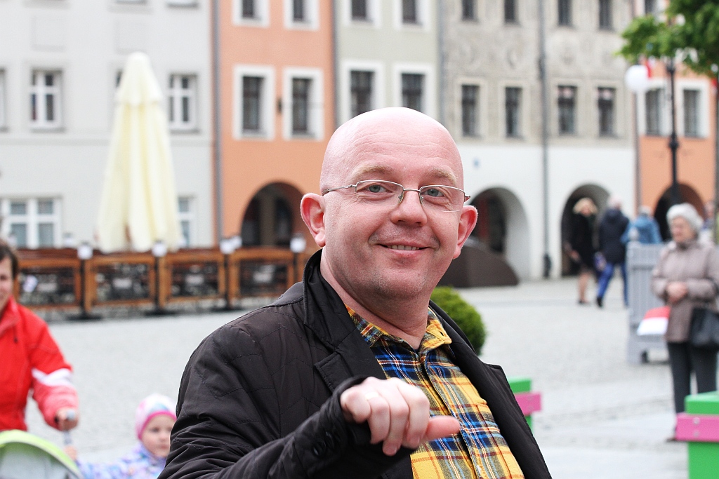 Legniczanie po raz trzeci rozwinęli biało - czerwoną flagę