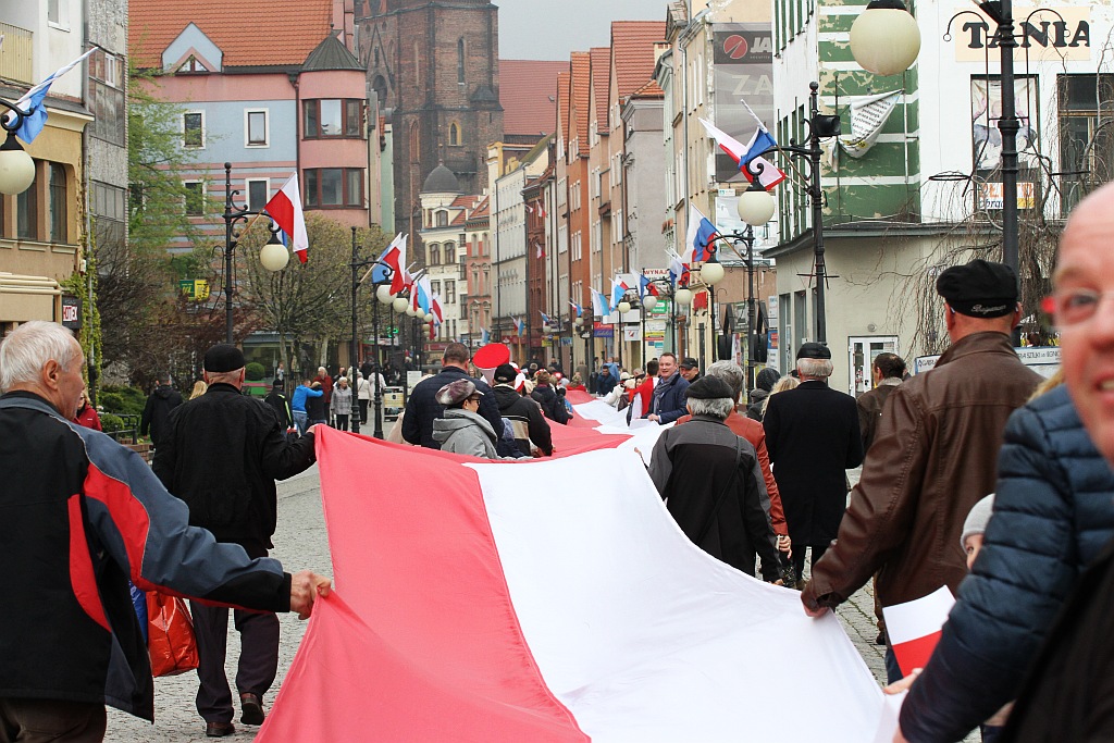Legniczanie po raz trzeci rozwinęli biało - czerwoną flagę