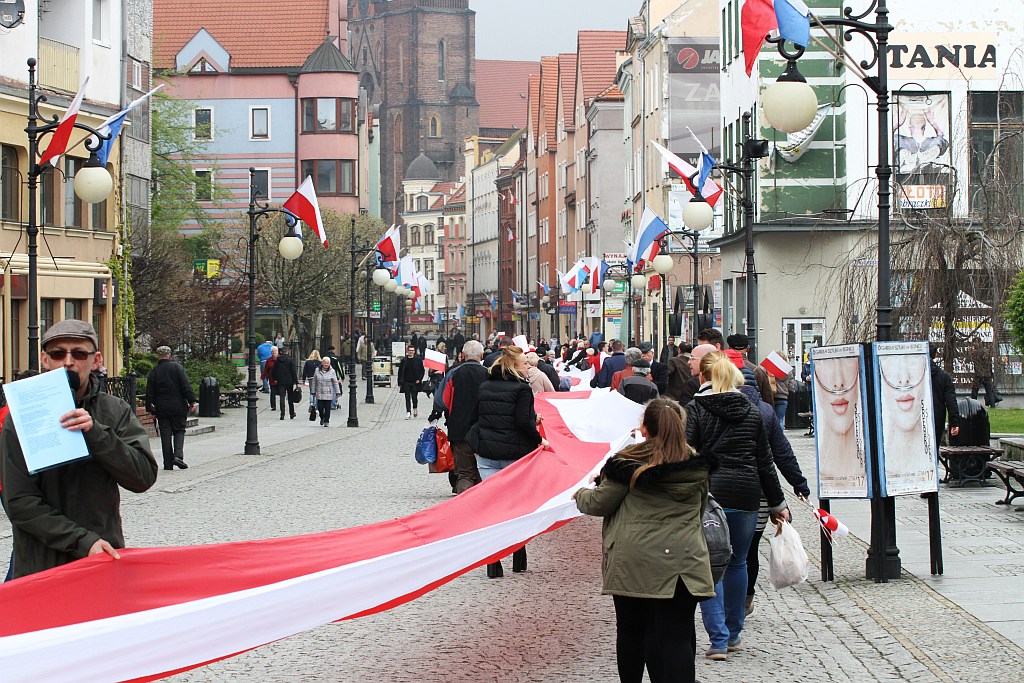 Legniczanie po raz trzeci rozwinęli biało - czerwoną flagę