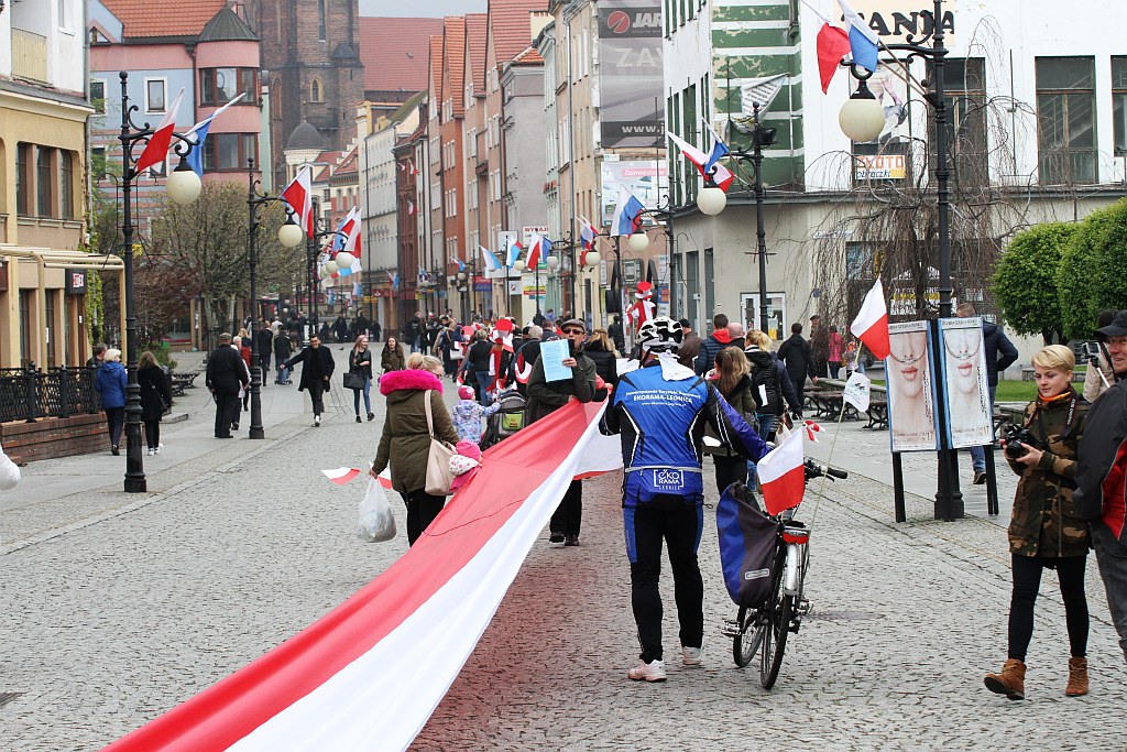 Legniczanie po raz trzeci rozwinęli biało - czerwoną flagę