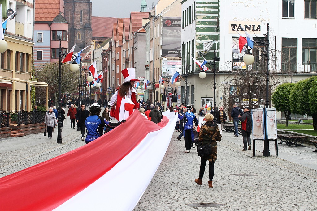 Legniczanie po raz trzeci rozwinęli biało - czerwoną flagę