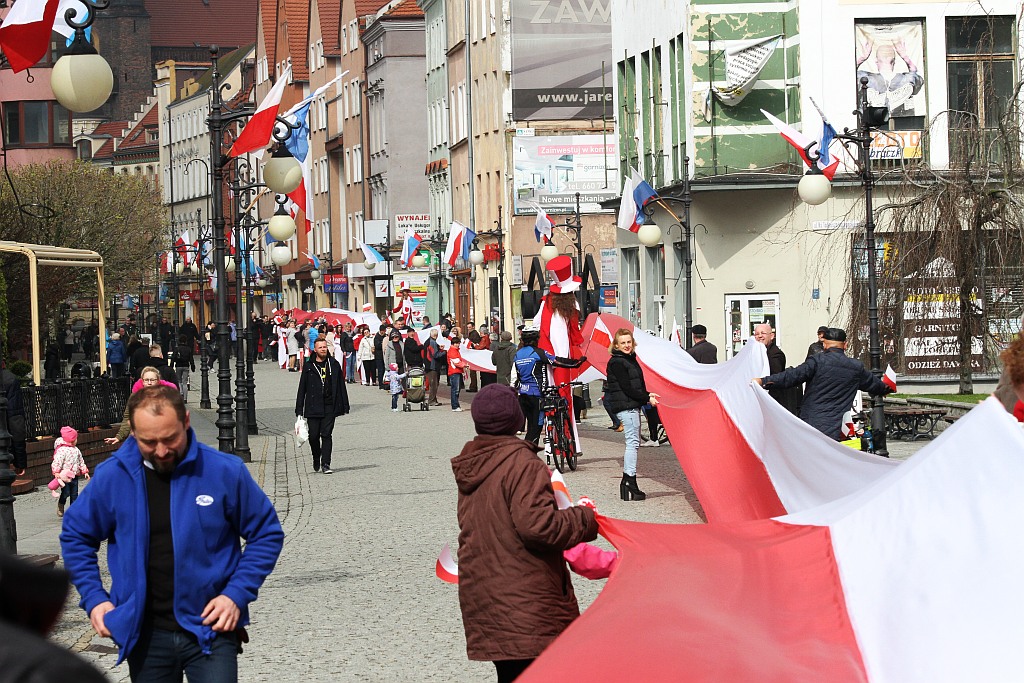 Legniczanie po raz trzeci rozwinęli biało - czerwoną flagę