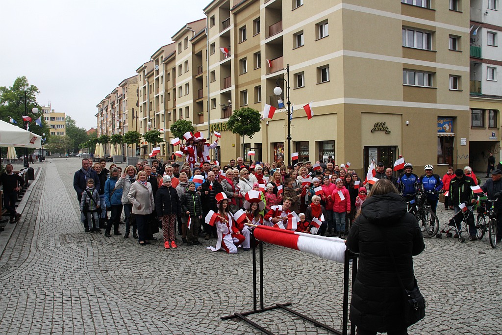 Legniczanie po raz trzeci rozwinęli biało - czerwoną flagę