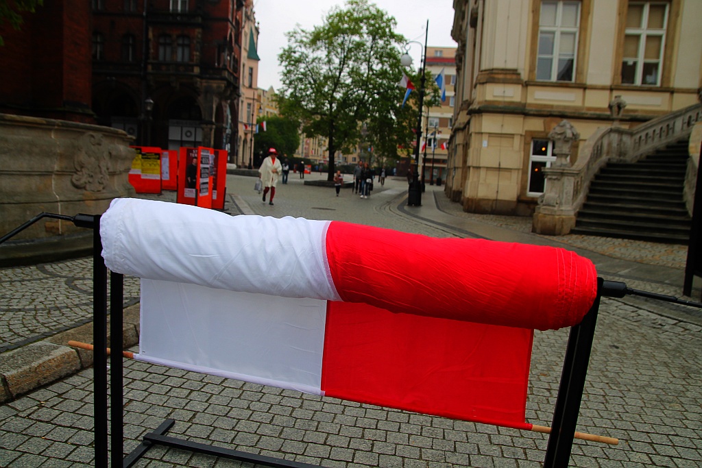 Legniczanie po raz trzeci rozwinęli biało - czerwoną flagę