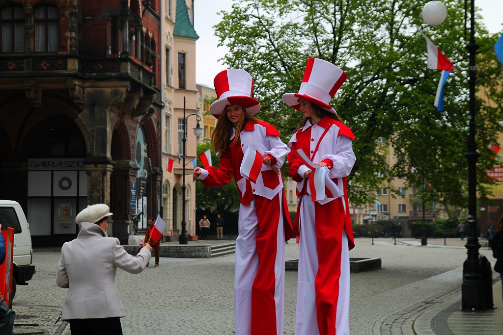 Legniczanie po raz trzeci rozwinęli biało - czerwoną flagę