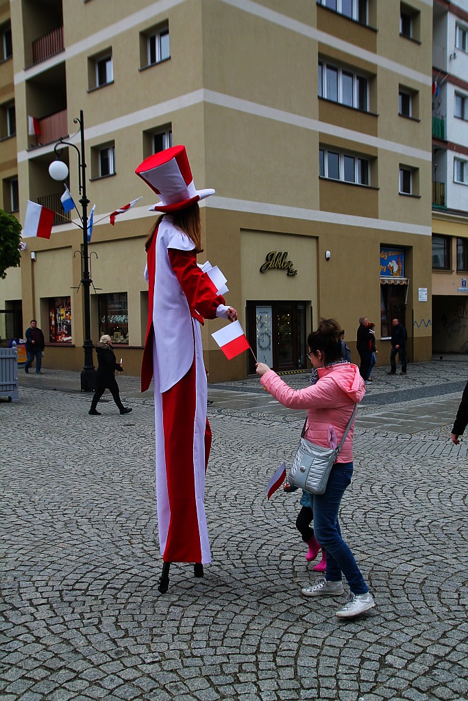 Legniczanie po raz trzeci rozwinęli biało - czerwoną flagę