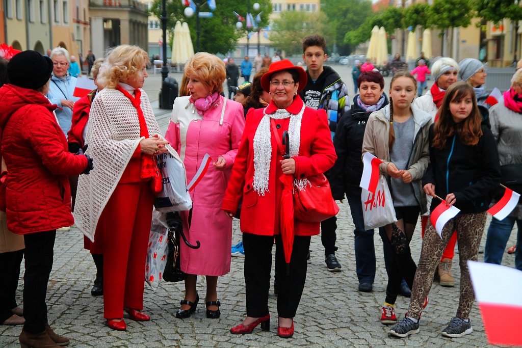 Legniczanie po raz trzeci rozwinęli biało - czerwoną flagę