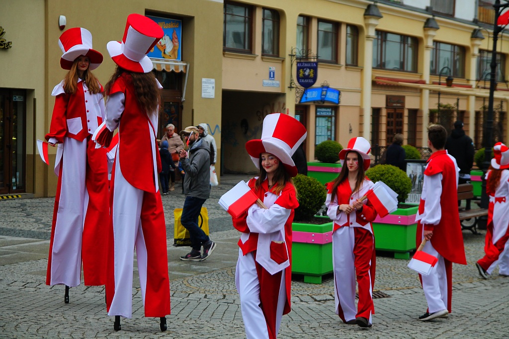 Legniczanie po raz trzeci rozwinęli biało - czerwoną flagę