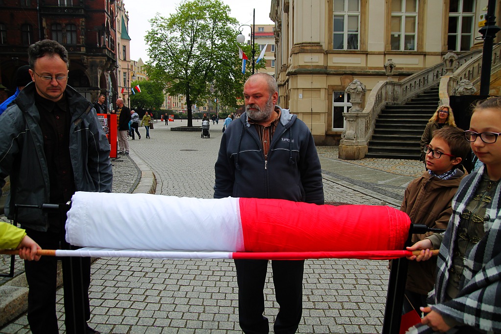 Legniczanie po raz trzeci rozwinęli biało - czerwoną flagę