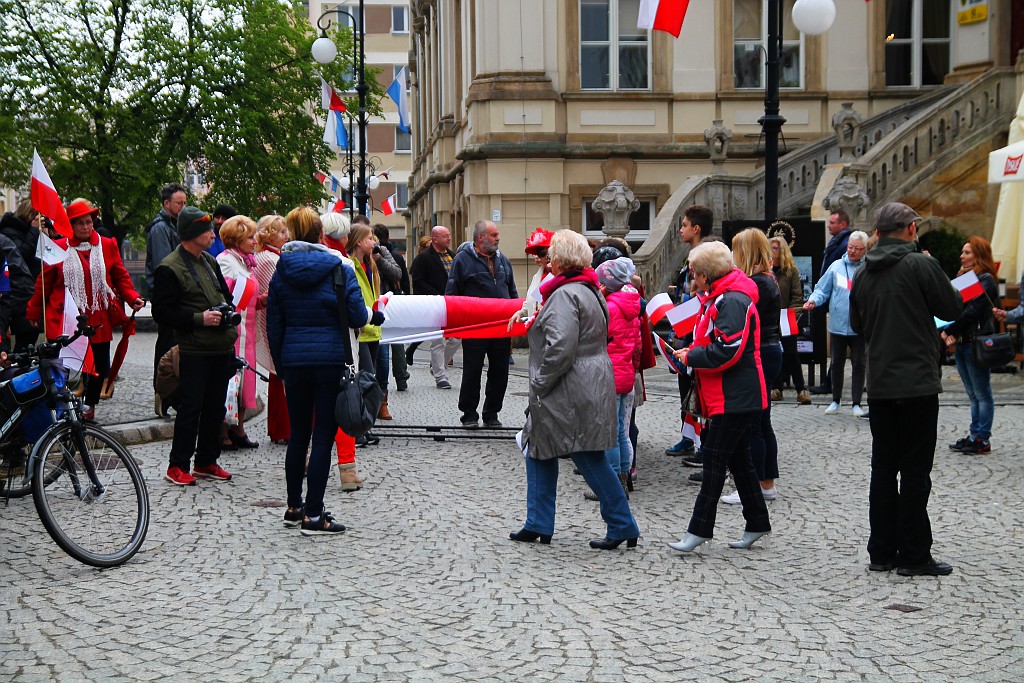 Legniczanie po raz trzeci rozwinęli biało - czerwoną flagę