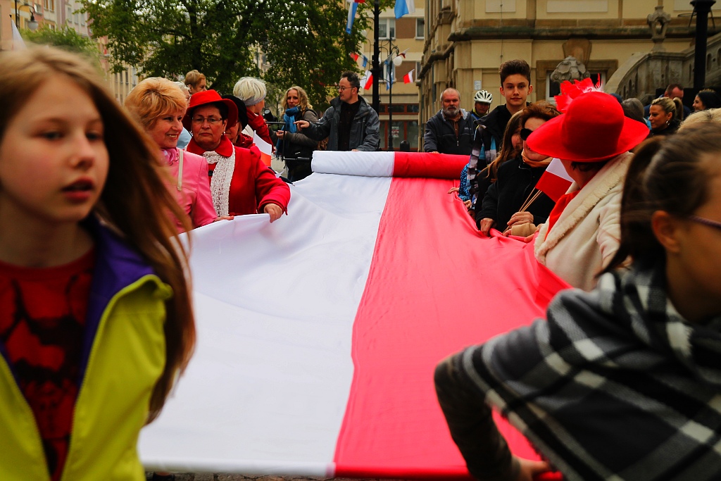 Legniczanie po raz trzeci rozwinęli biało - czerwoną flagę