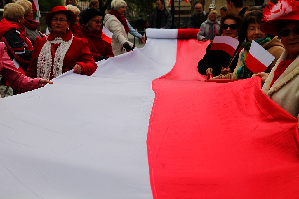 Legniczanie po raz trzeci rozwinęli biało - czerwoną flagę