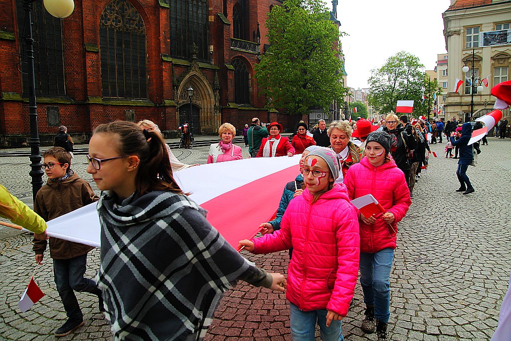 Legniczanie po raz trzeci rozwinęli biało - czerwoną flagę
