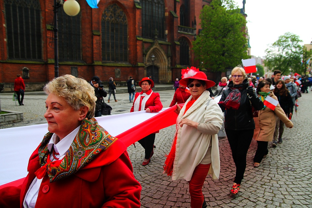 Legniczanie po raz trzeci rozwinęli biało - czerwoną flagę