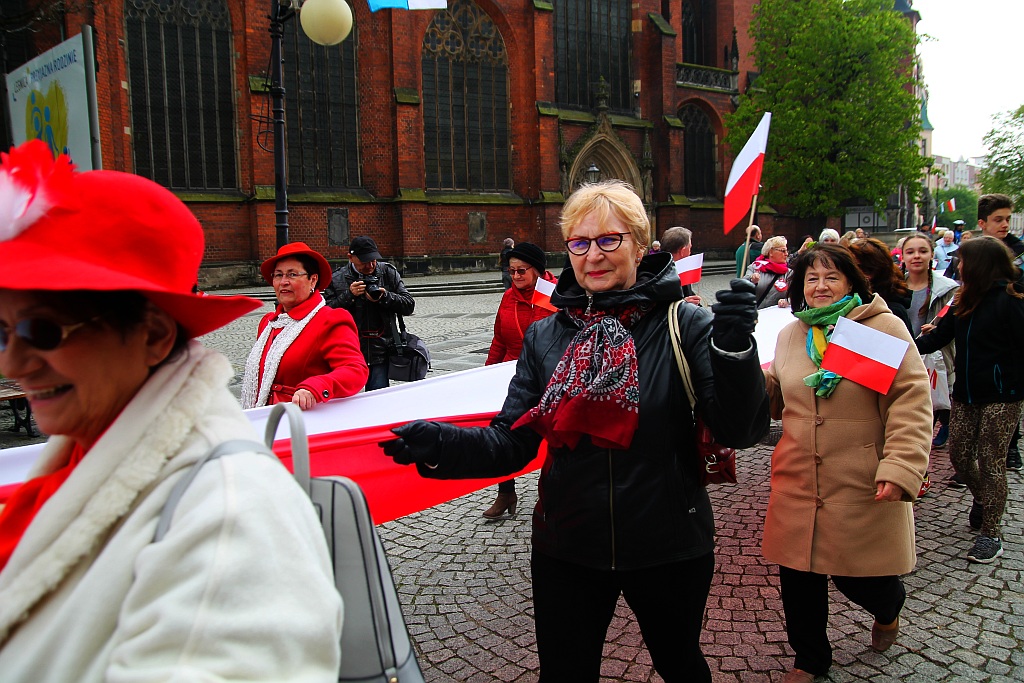 Legniczanie po raz trzeci rozwinęli biało - czerwoną flagę