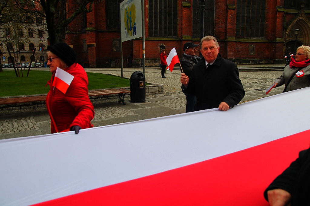 Legniczanie po raz trzeci rozwinęli biało - czerwoną flagę