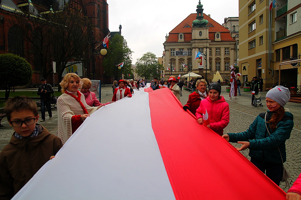 Legniczanie po raz trzeci rozwinęli biało - czerwoną flagę