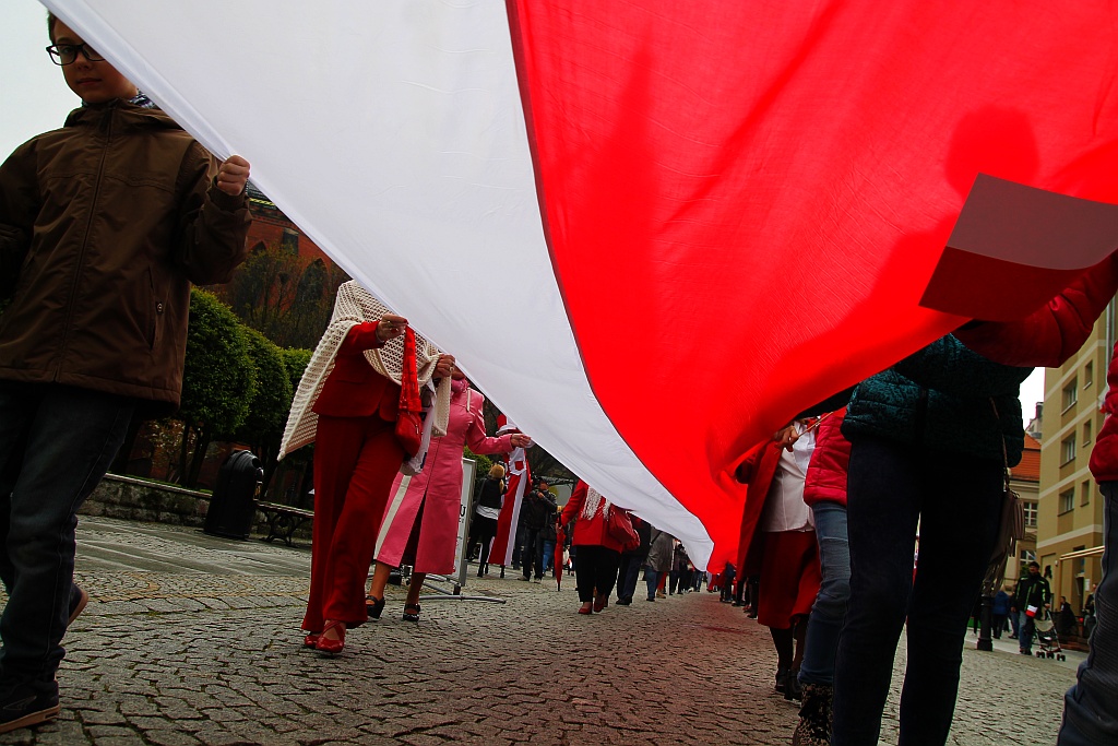 Legniczanie po raz trzeci rozwinęli biało - czerwoną flagę