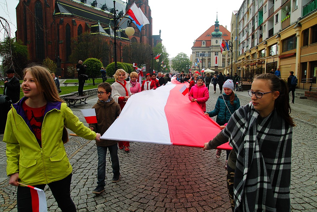Legniczanie po raz trzeci rozwinęli biało - czerwoną flagę
