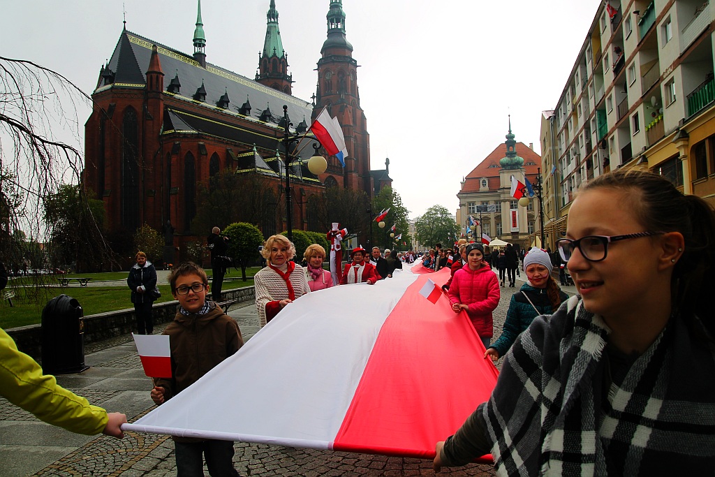 Legniczanie po raz trzeci rozwinęli biało - czerwoną flagę