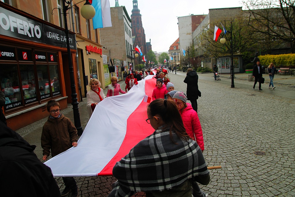Legniczanie po raz trzeci rozwinęli biało - czerwoną flagę