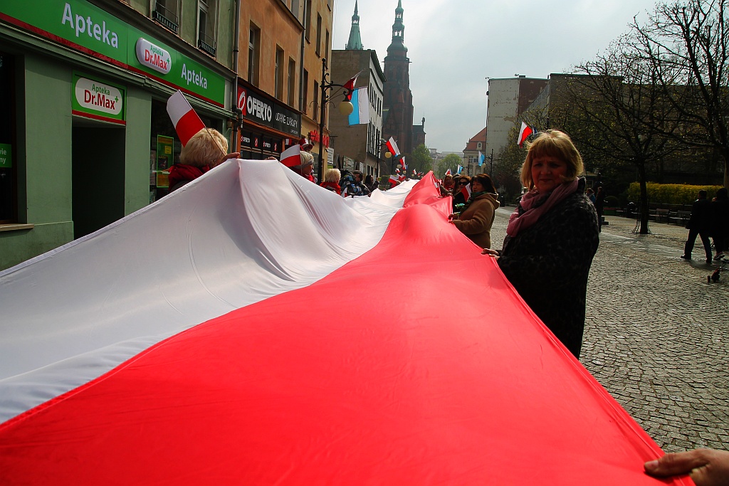 Legniczanie po raz trzeci rozwinęli biało - czerwoną flagę