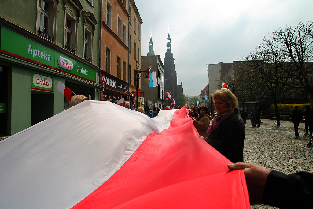 Legniczanie po raz trzeci rozwinęli biało - czerwoną flagę