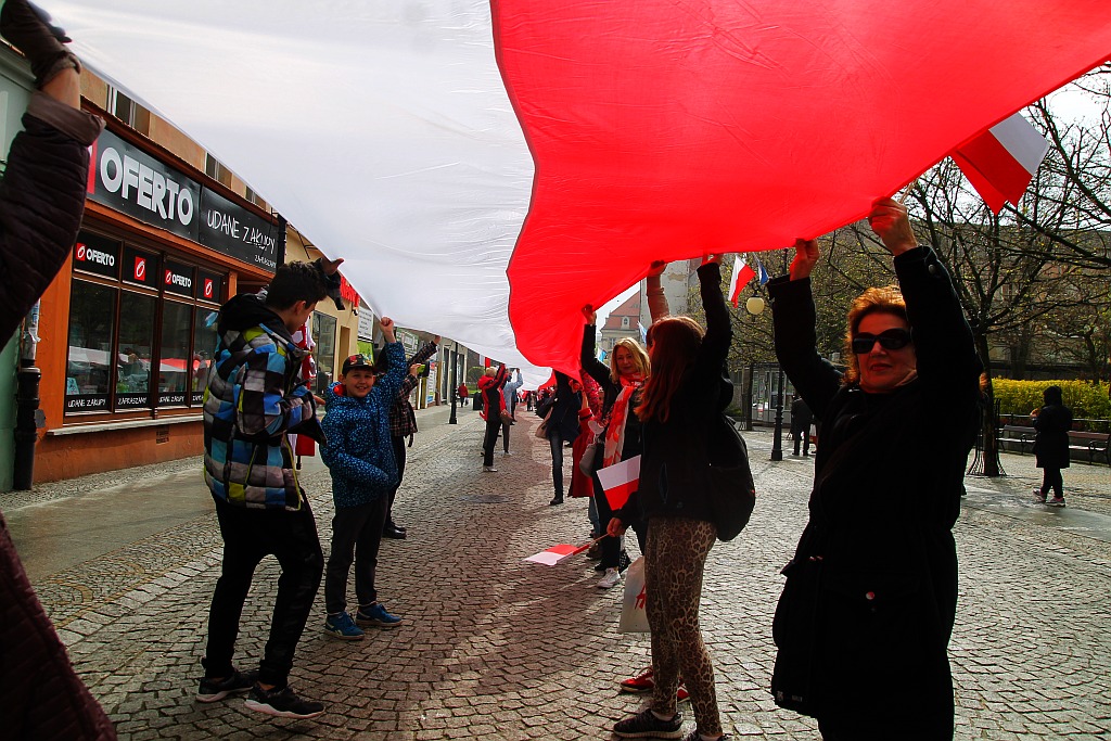 Legniczanie po raz trzeci rozwinęli biało - czerwoną flagę