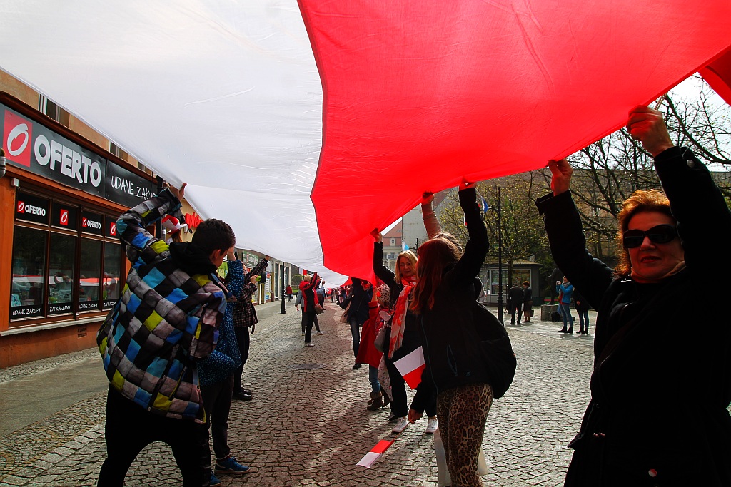 Legniczanie po raz trzeci rozwinęli biało - czerwoną flagę