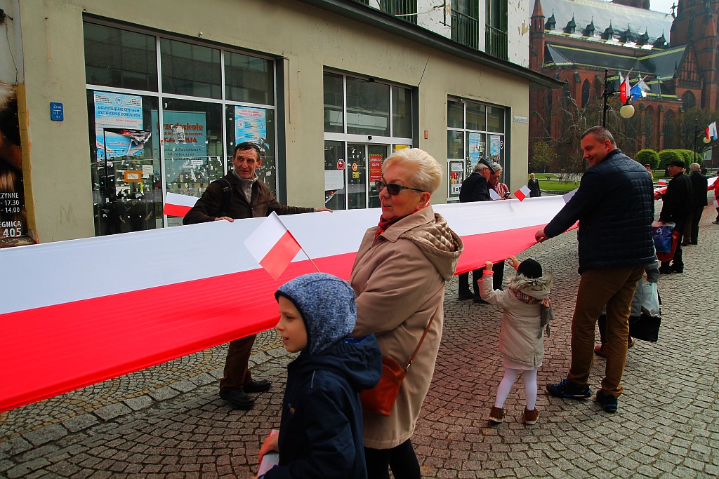 Legniczanie po raz trzeci rozwinęli biało - czerwoną flagę