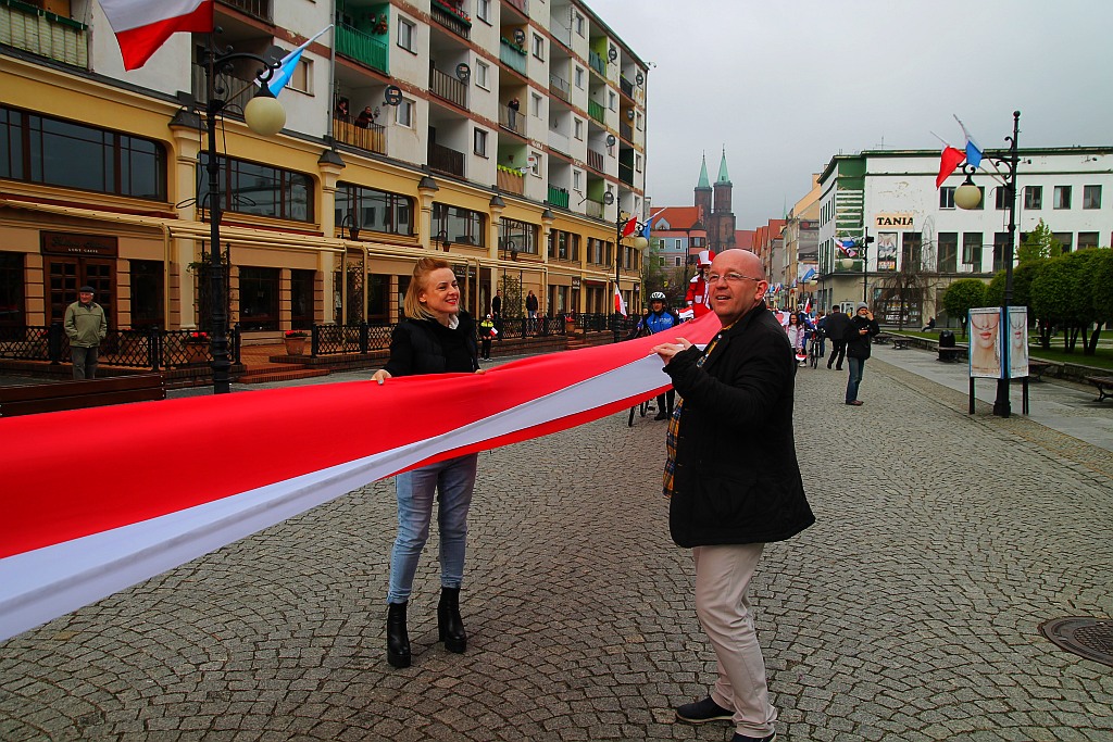 Legniczanie po raz trzeci rozwinęli biało - czerwoną flagę