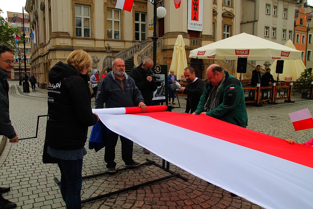 Legniczanie po raz trzeci rozwinęli biało - czerwoną flagę