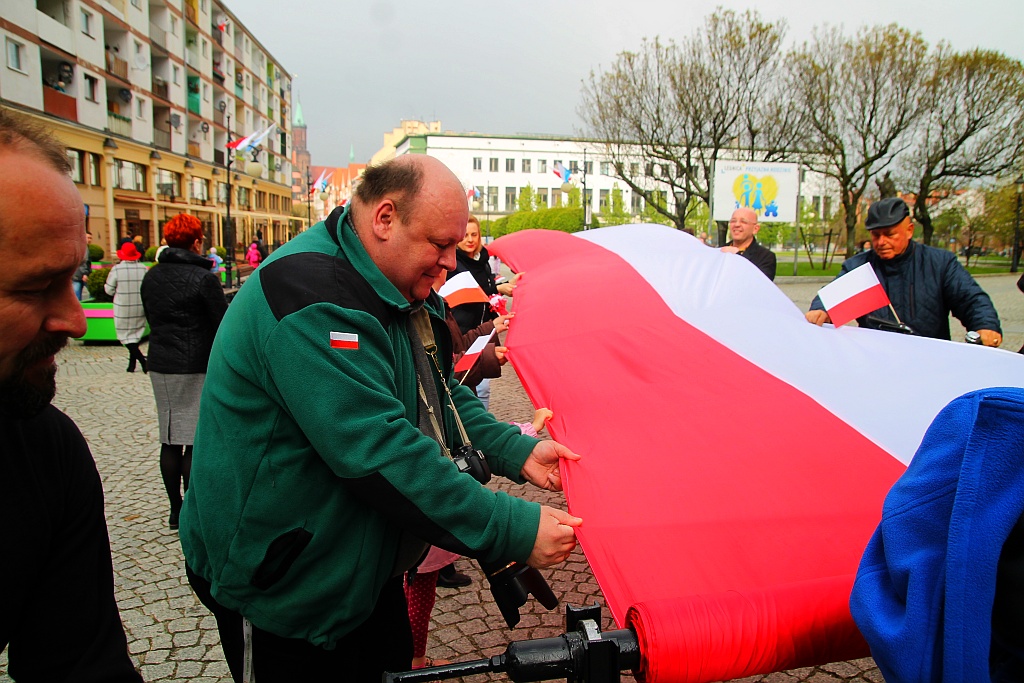 Legniczanie po raz trzeci rozwinęli biało - czerwoną flagę