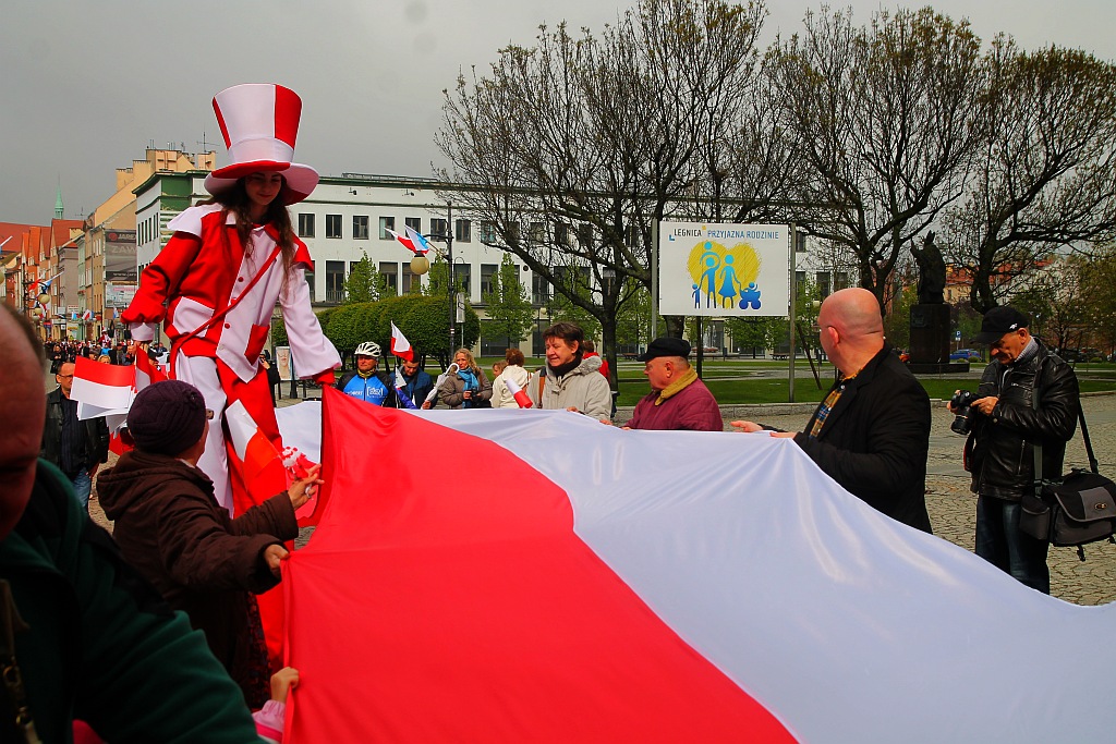 Legniczanie po raz trzeci rozwinęli biało - czerwoną flagę