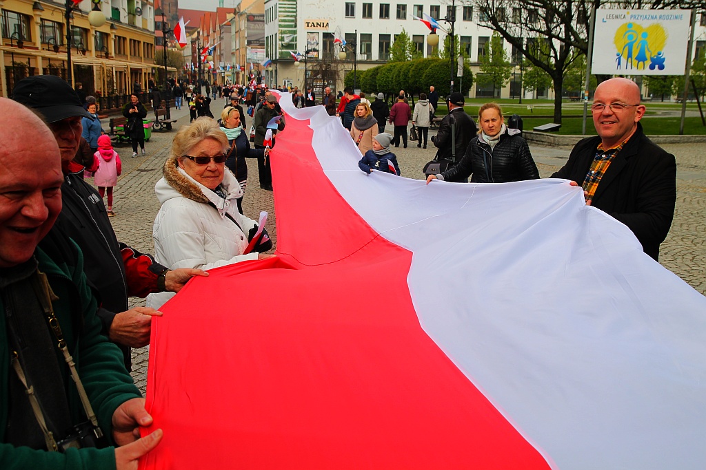 Legniczanie po raz trzeci rozwinęli biało - czerwoną flagę