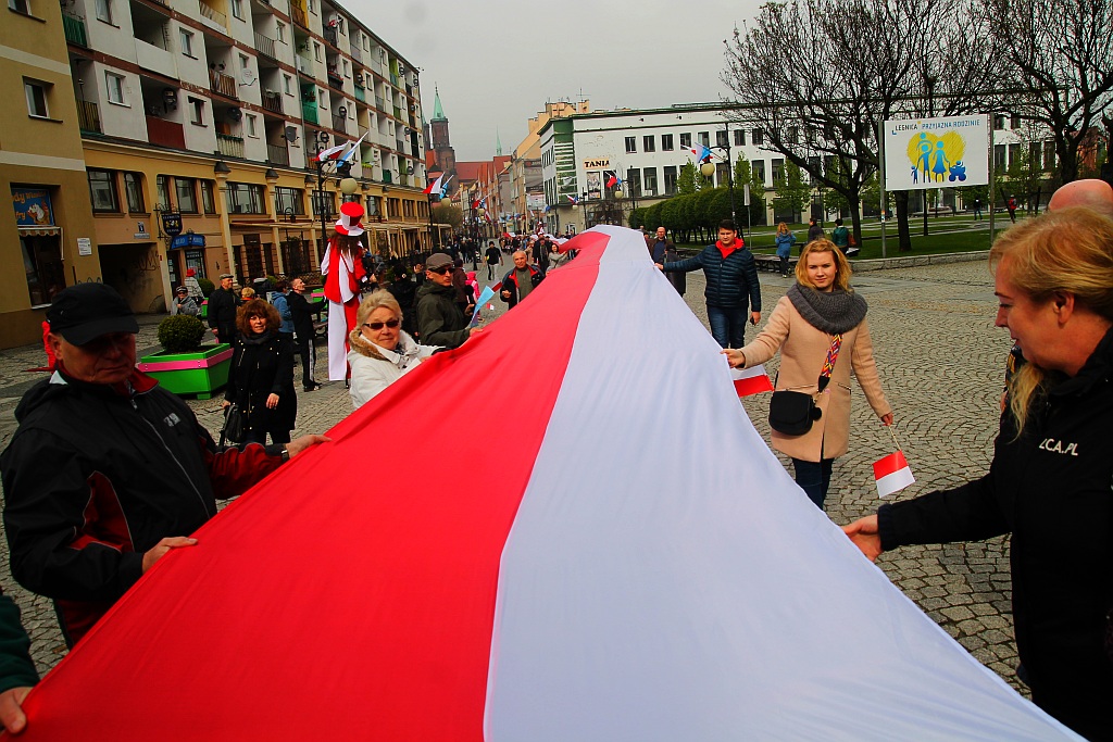 Legniczanie po raz trzeci rozwinęli biało - czerwoną flagę