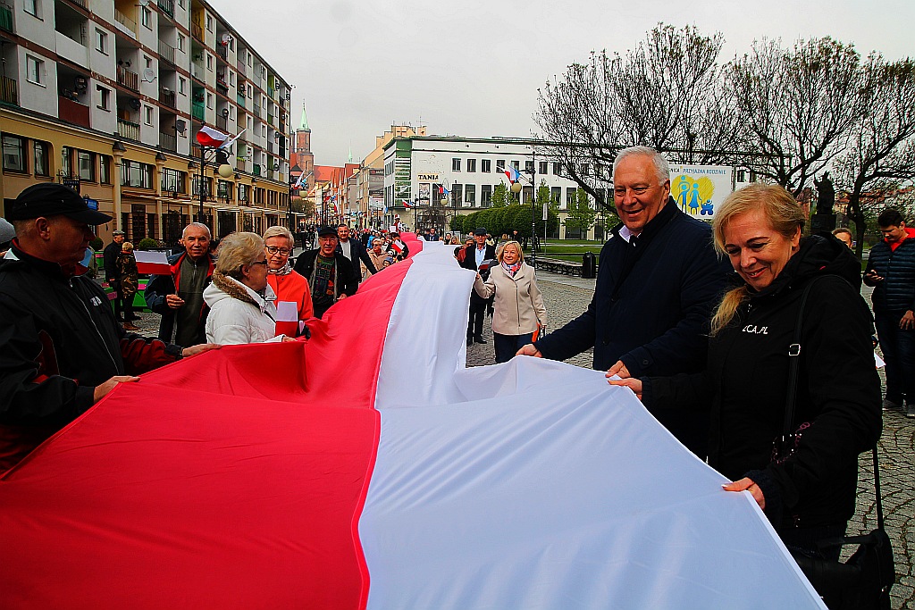 Legniczanie po raz trzeci rozwinęli biało - czerwoną flagę