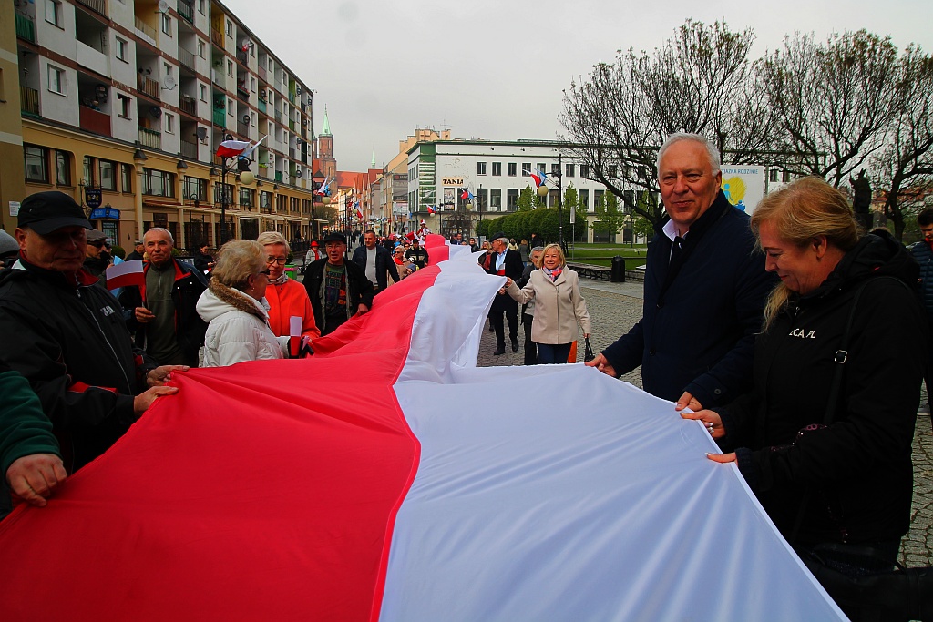 Legniczanie po raz trzeci rozwinęli biało - czerwoną flagę