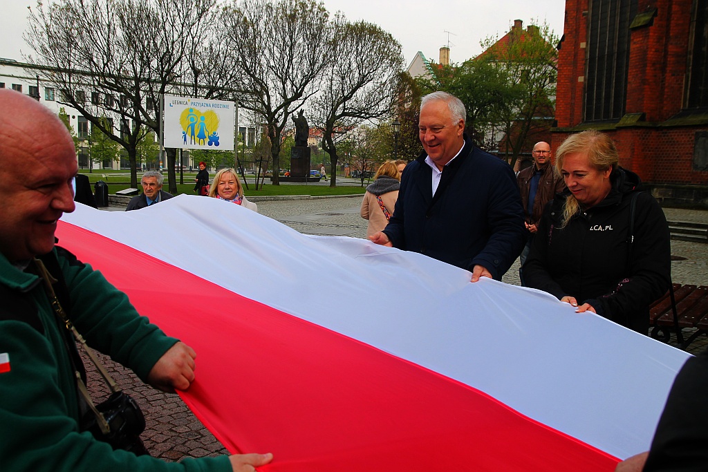 Legniczanie po raz trzeci rozwinęli biało - czerwoną flagę