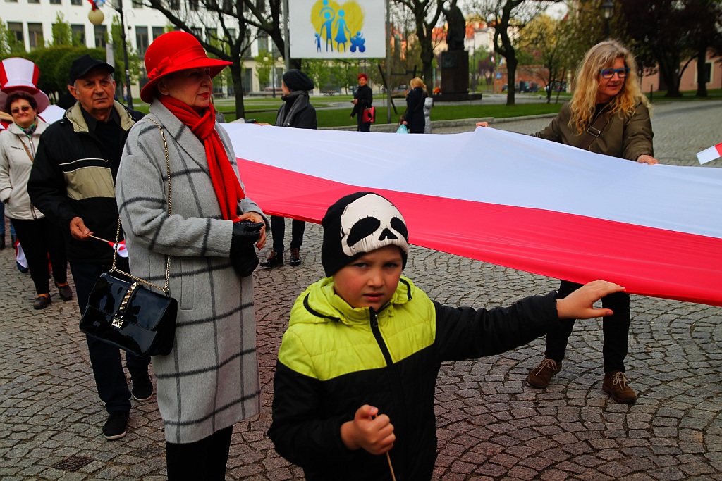 Legniczanie po raz trzeci rozwinęli biało - czerwoną flagę