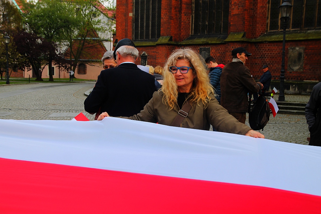 Legniczanie po raz trzeci rozwinęli biało - czerwoną flagę