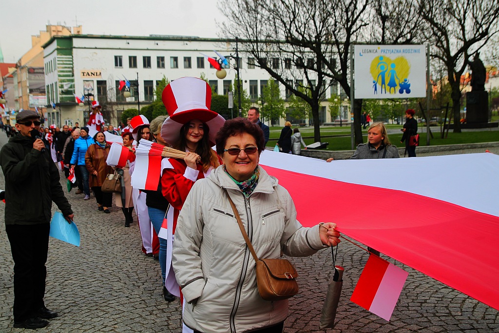 Legniczanie po raz trzeci rozwinęli biało - czerwoną flagę