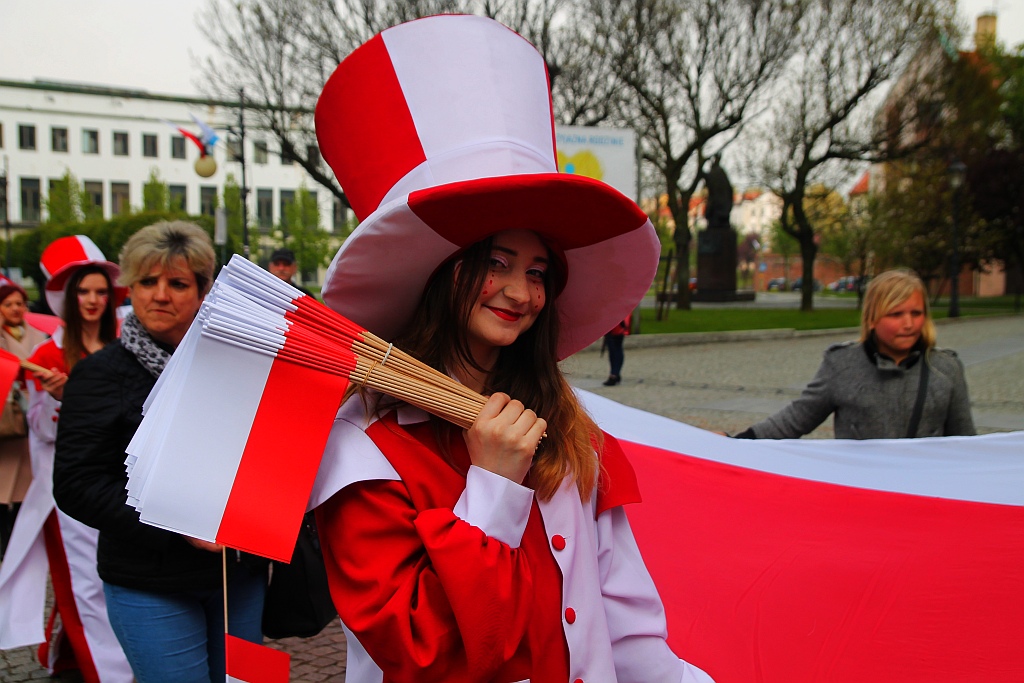Legniczanie po raz trzeci rozwinęli biało - czerwoną flagę